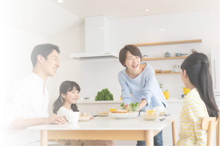 家族で食事をしながら団らん